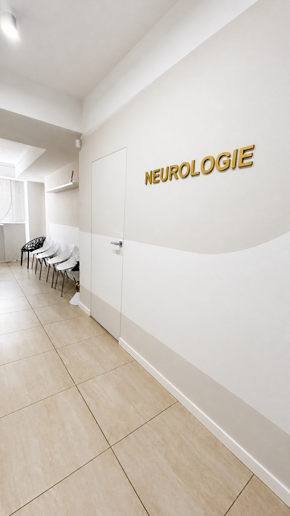 Culoar de acces către cabinetul de neurologie din NeuroDerma Clinic